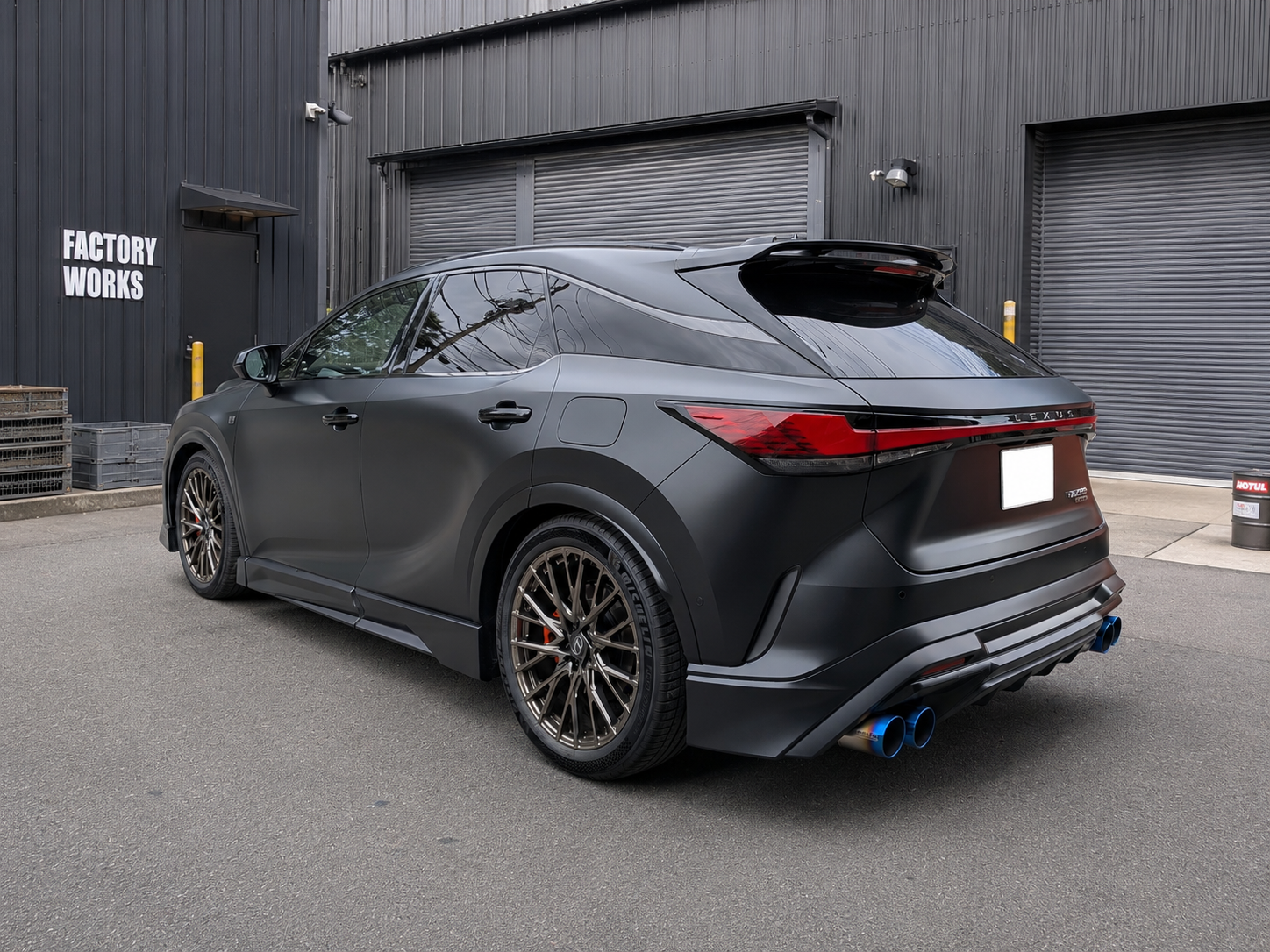 EXART製4本出しマフラーを装着したLEXUS RX500hのリア